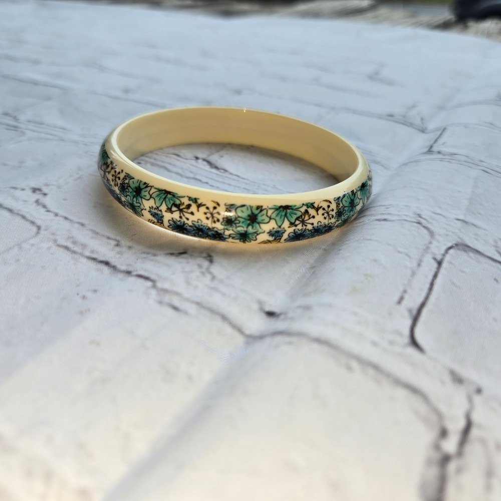 Vintage faux ivory bone Floral Resin Bangle Bracelet Botanical Cottagecore